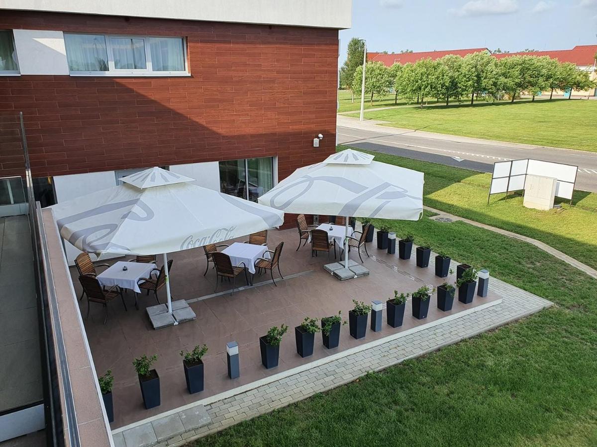 Outlet Hotel Polgár 外观 照片