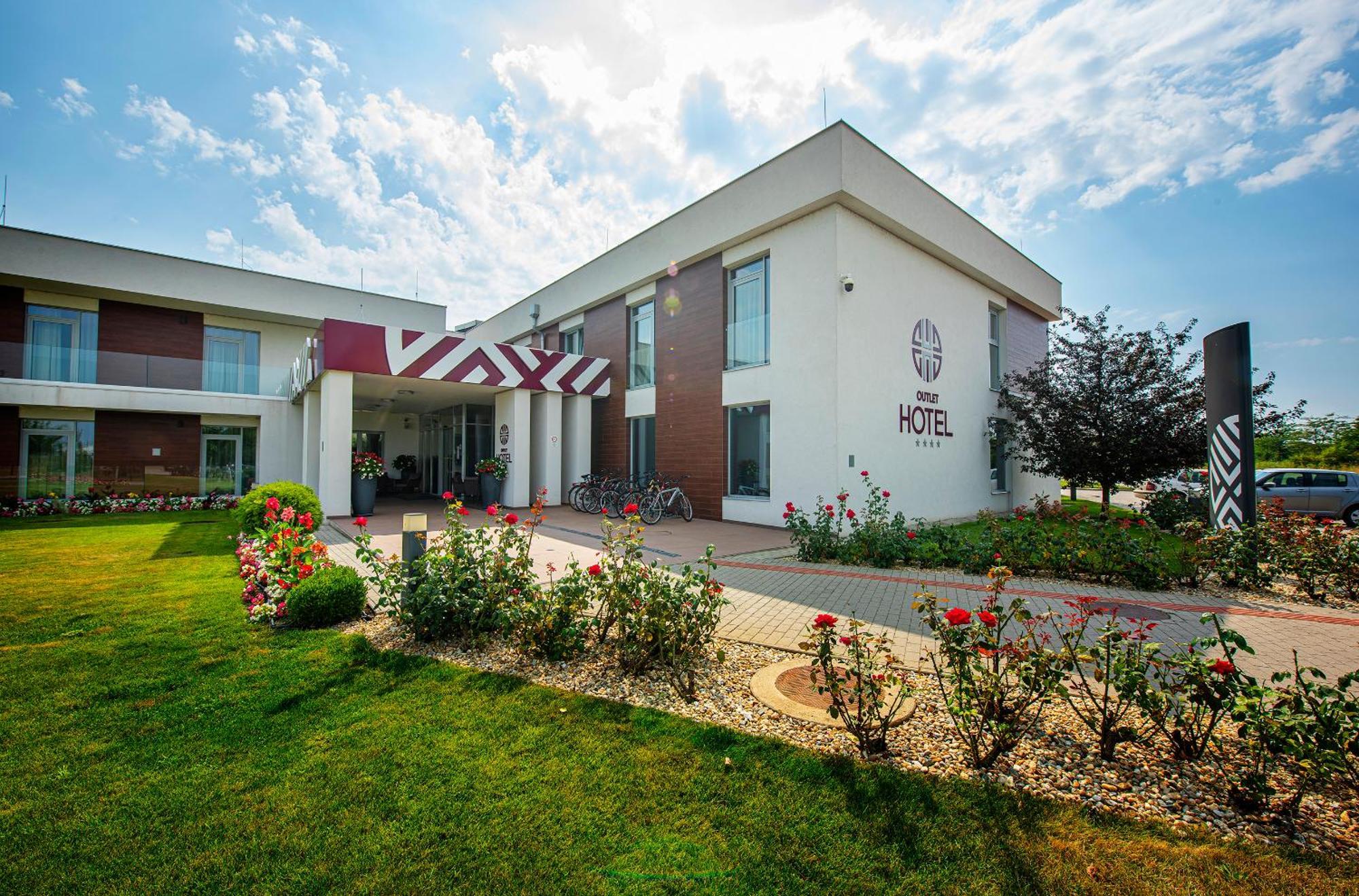 Outlet Hotel Polgár 外观 照片