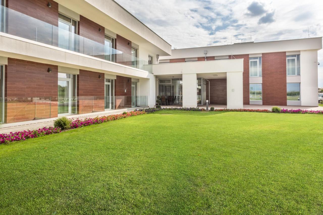 Outlet Hotel Polgár 外观 照片